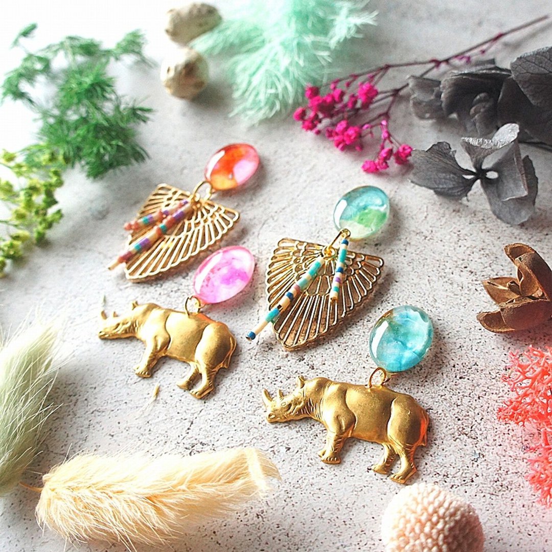 Glass Cabochon Accessories Clip Earrings in Pink Marble Paint and Brass Animal - 耳环/耳夹 - 玻璃 粉红色