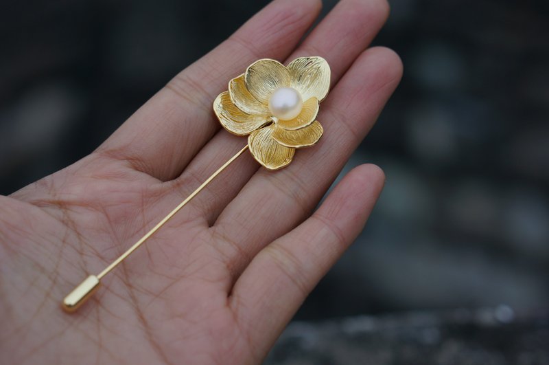 手工黄铜珍珠兰花胸针 - 胸针 - 铜/黄铜 金色