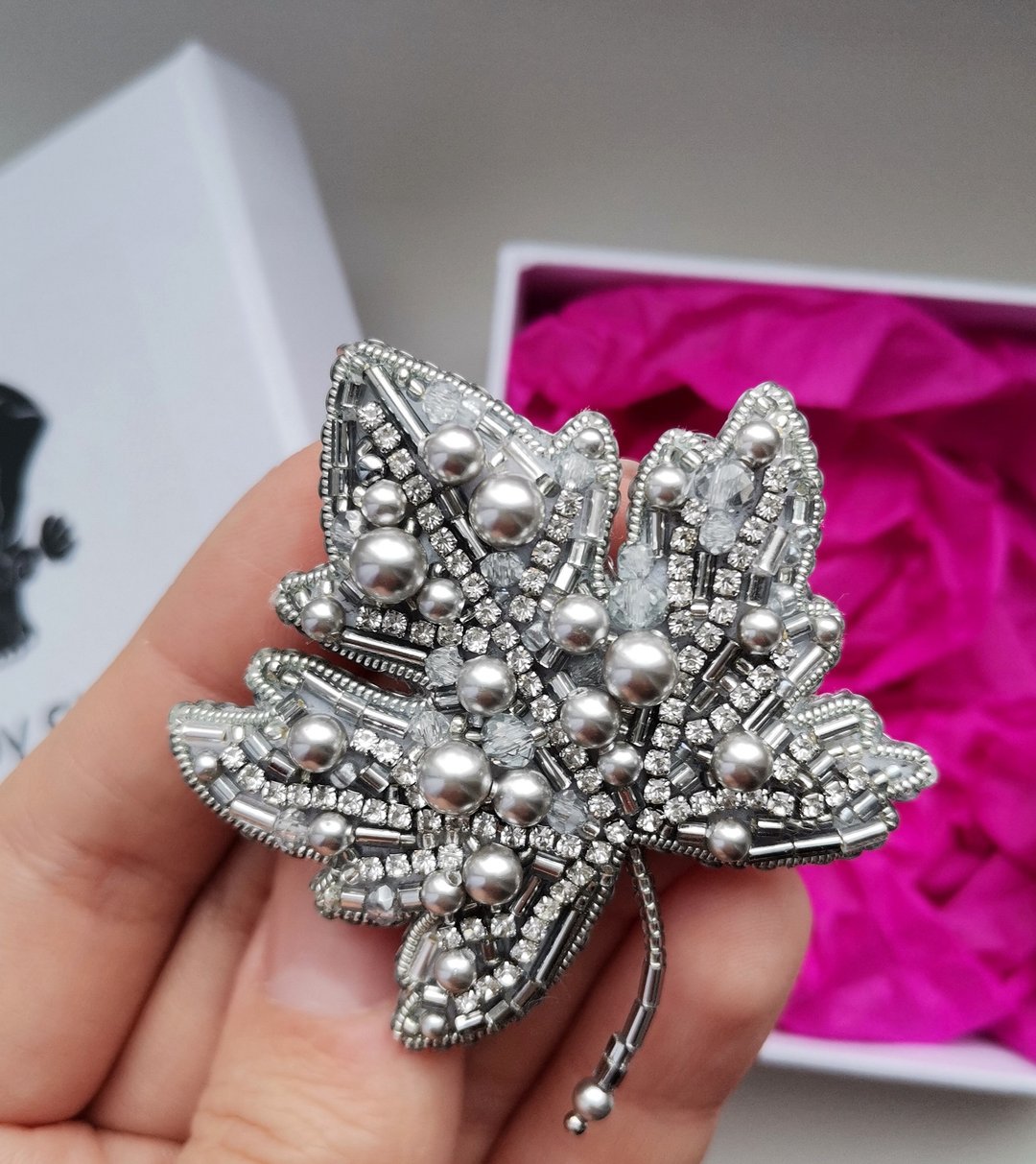 Silver maple leaf brooch, handmade maple leaf, maple leaf pin - 胸针 - 玻璃 银色