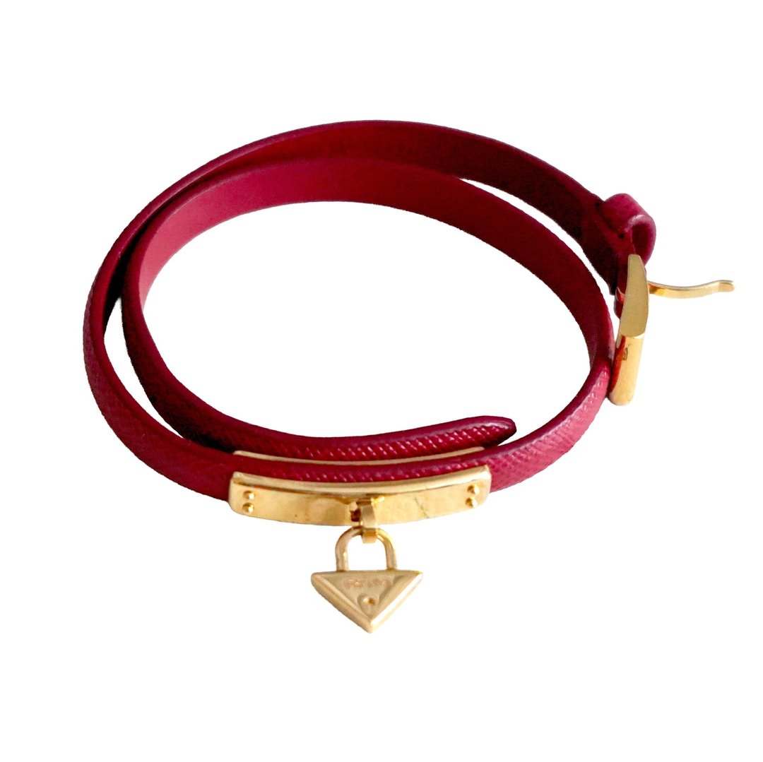 PRADA Collier Ras du Cou en Cuir Rouge avec Tag en Triangle - 项链 - 其他金属 红色