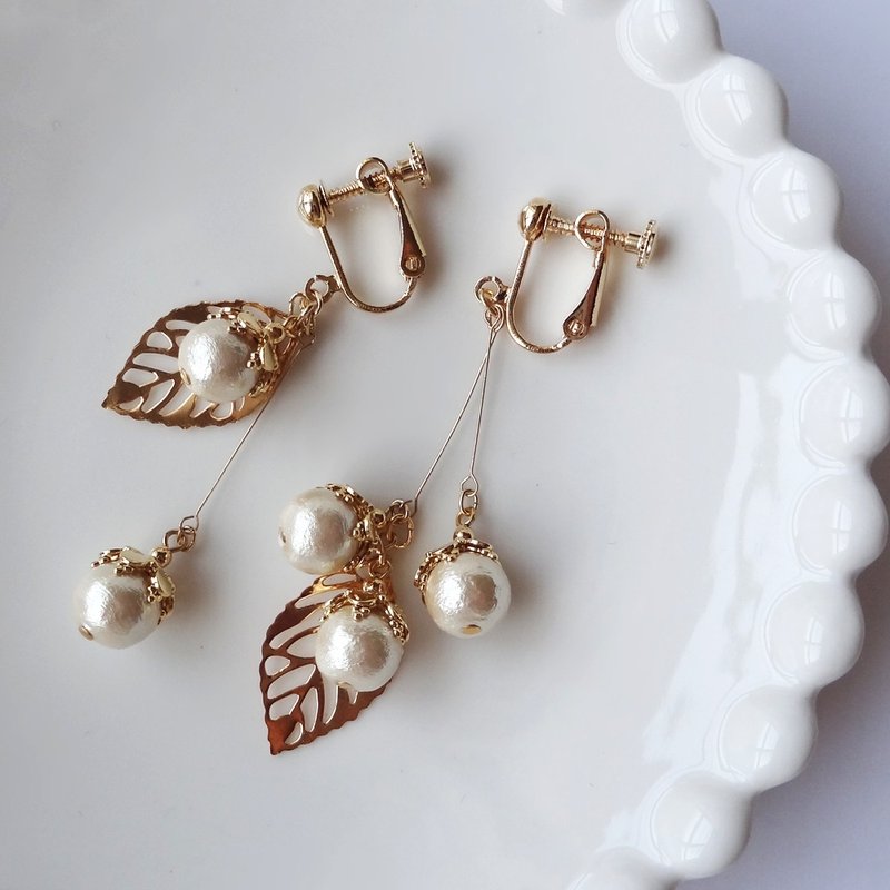 Asymmetric design of cotton pearl and leaf Earrings - 耳环/耳夹 - 铜/黄铜 金色