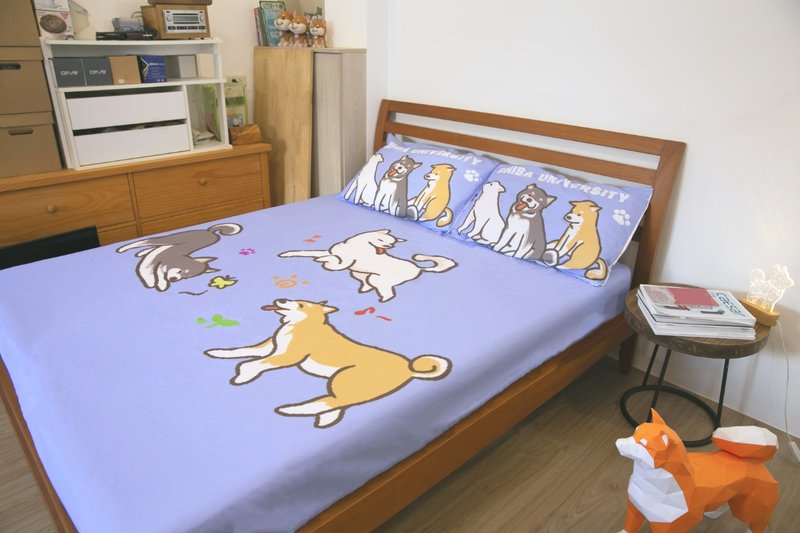 柴犬大学 柴犬三重奏防水床包组 枕套 被套 柴犬床包组 - 寝具 - 其他人造纤维 多色