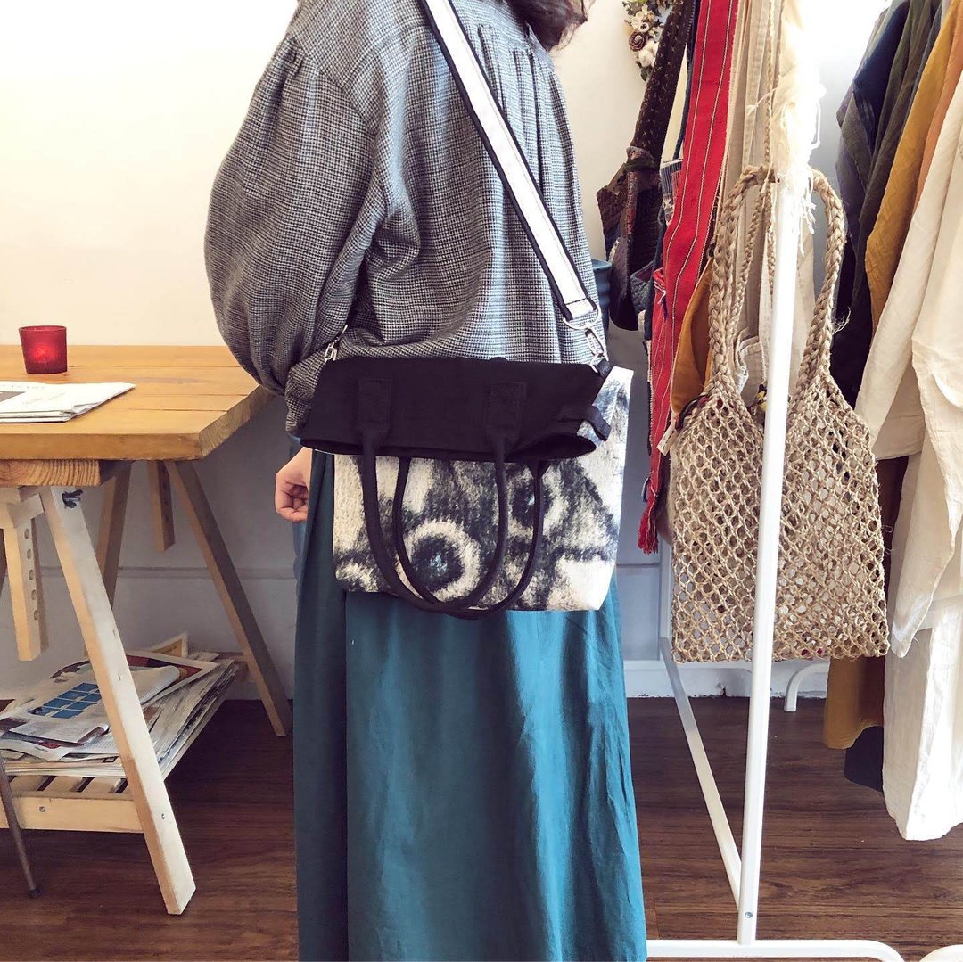 刺绣 三用 反折包 / 赫本的礼服 (加勒白眼蝶) - 侧背包/斜挎包 - 棉 黑色