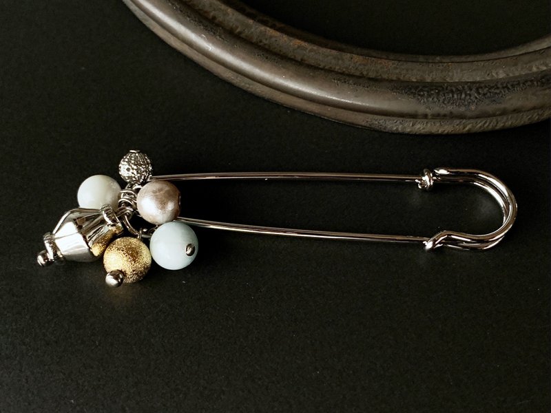 【3月の誕生石】ミルキーカラーのアクアマリン と マザーオブパールのストールピン - 胸针 - 半宝石 蓝色