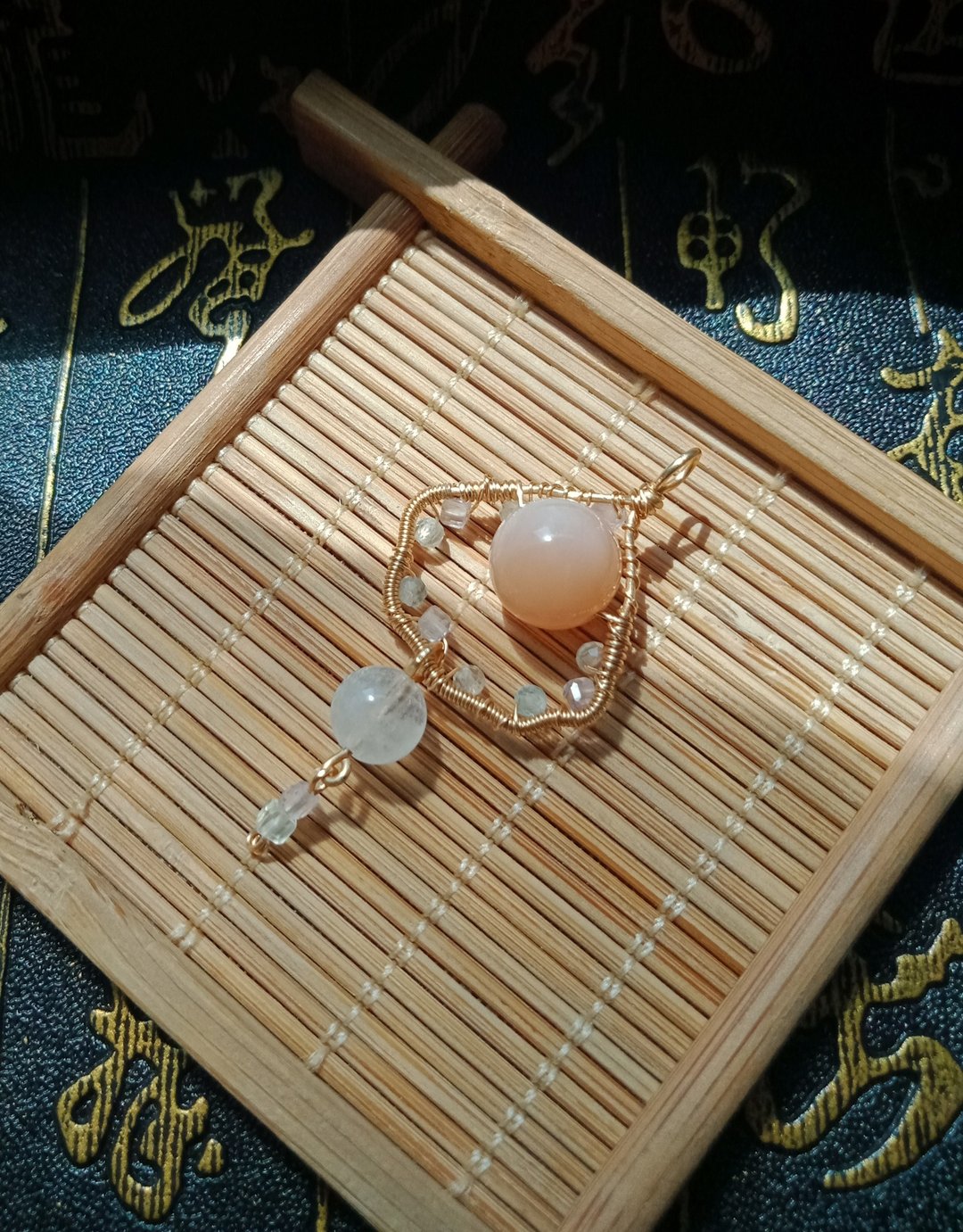 佚名山河。项链。橘月光石。蓝月光石。贝壳?花花?。金属编织 - 项链 - 宝石 粉红色