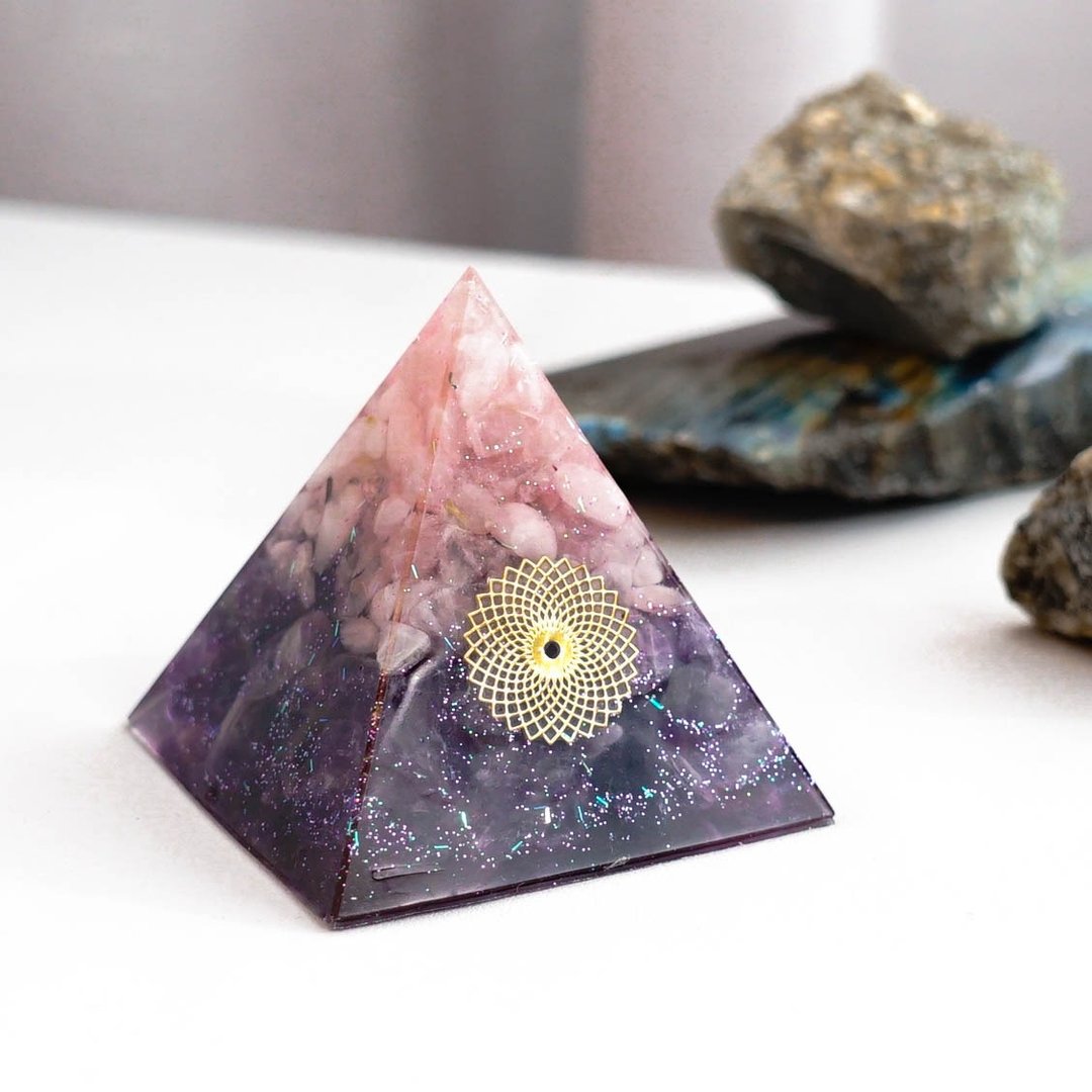 预订【粉晶、紫晶】奥根水晶能量金字塔Orgonite 6x6 cm - 摆饰 - 水晶 多色