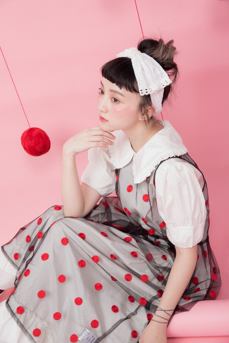 :EMPHASIZE刺绣圆点纱质背心洋装-黑底红点 - 洋装/连衣裙 - 聚酯纤维 黑色