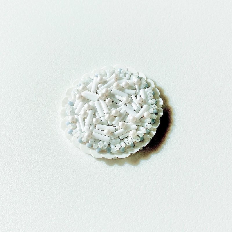 tulle / bead embroidery brooch - 胸针 - 玻璃 白色