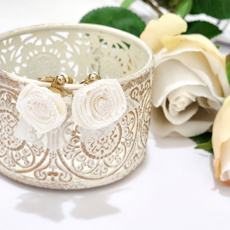 耳环 (WhiteRose Frill) - 耳环/耳夹 - 其他材质 白色