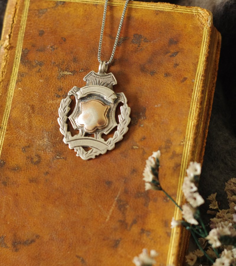 金银宝贝 古董英国纯银雕花双色盾牌项链怀表链 坠子 N537 - 项链 - 其他金属 银色