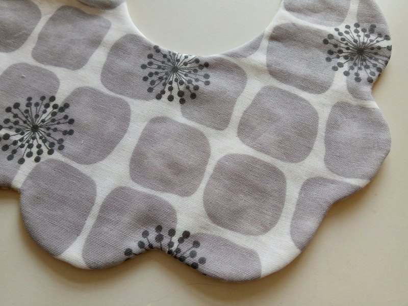 日本绵纱布 方块烟花  棉纱款云状围兜 弥月礼物 围兜  口水巾 - 满月礼盒 - 棉．麻 粉红色