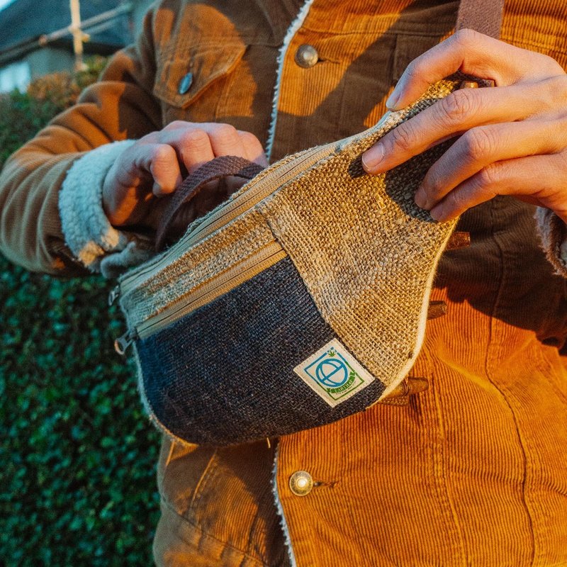 EARTH.er - HEMP DAILY系列 : 麻布腰包 / 心口包 - 侧背包/斜挎包 - 棉．麻 卡其色