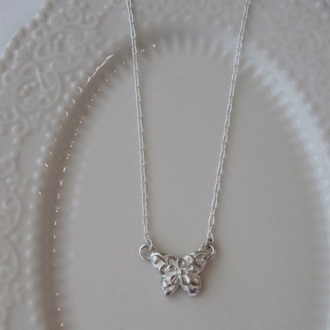 Butterfly and forget-me-not pendant - 项链 - 其他金属 