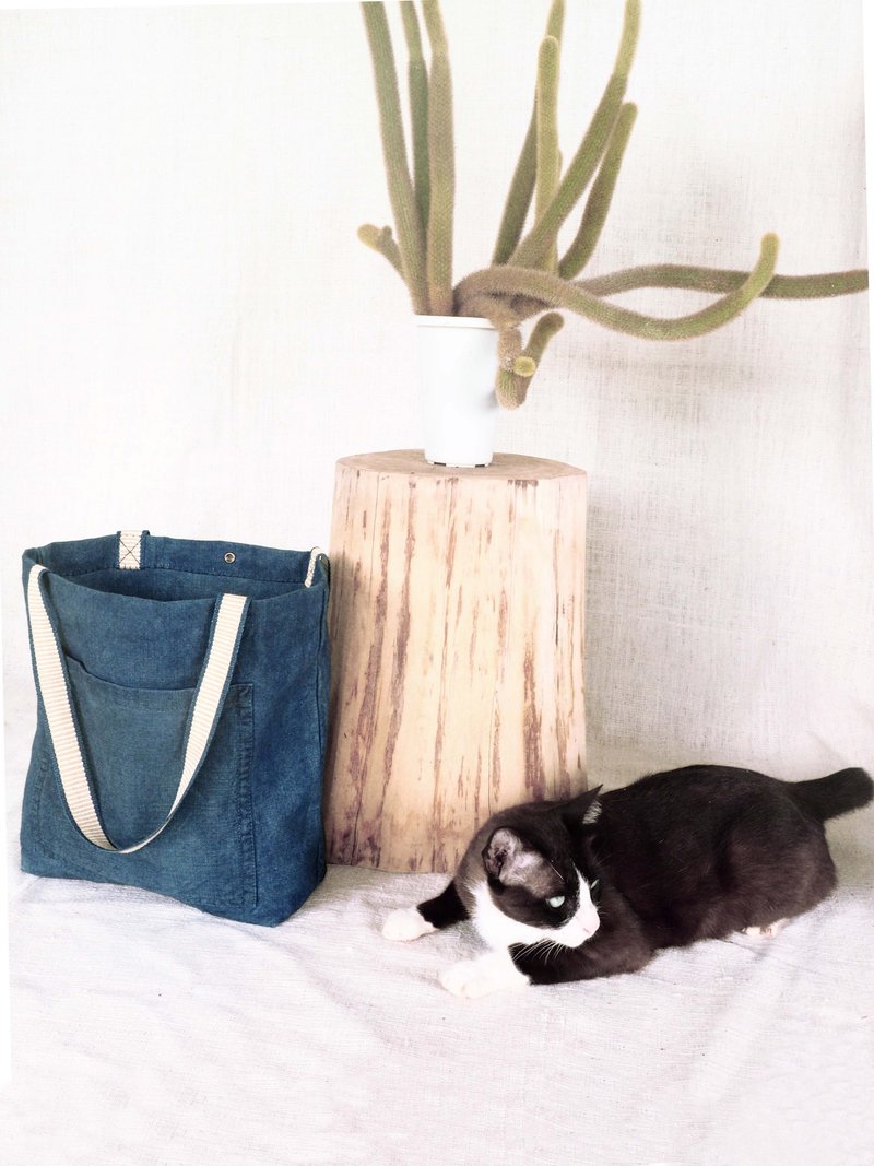 Light Navy. Stripy straps Indigo dip dyed totebag - 侧背包/斜挎包 - 棉．麻 蓝色
