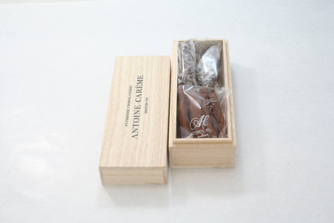 Two kinds of chocolate in a wooden box - 巧克力 - 新鲜食材 咖啡色