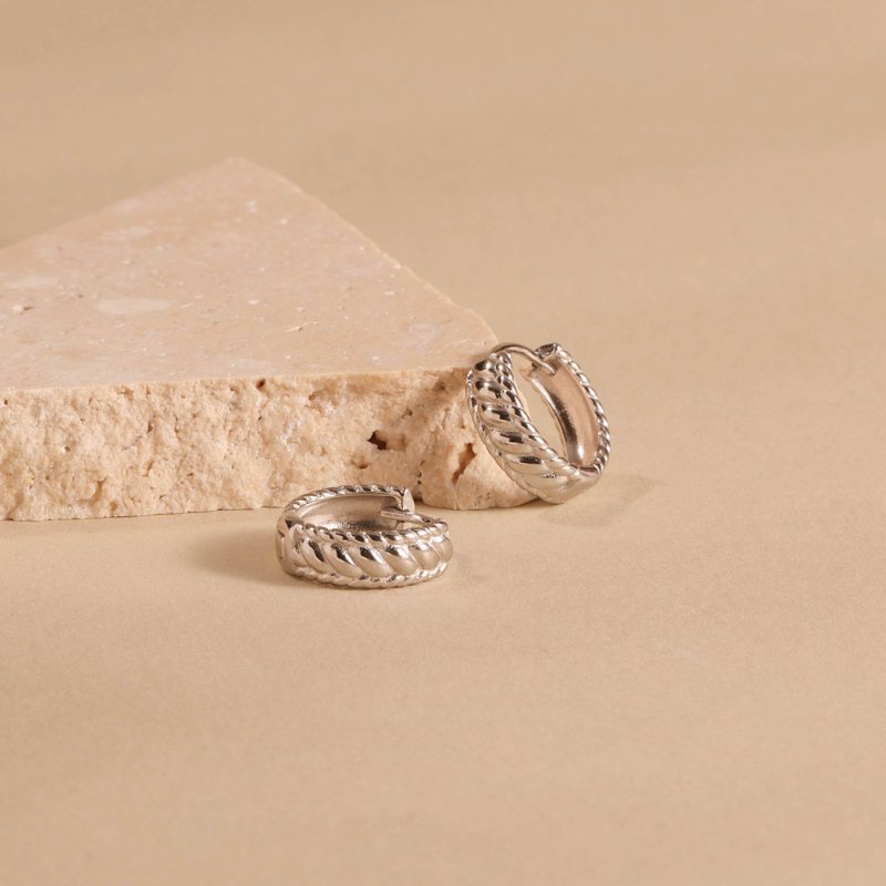 日韓風s925純銀ins金屬風麻花寬面耳扣耳環高質量通勤風配飾 - 耳环/耳夹 - 银 金色