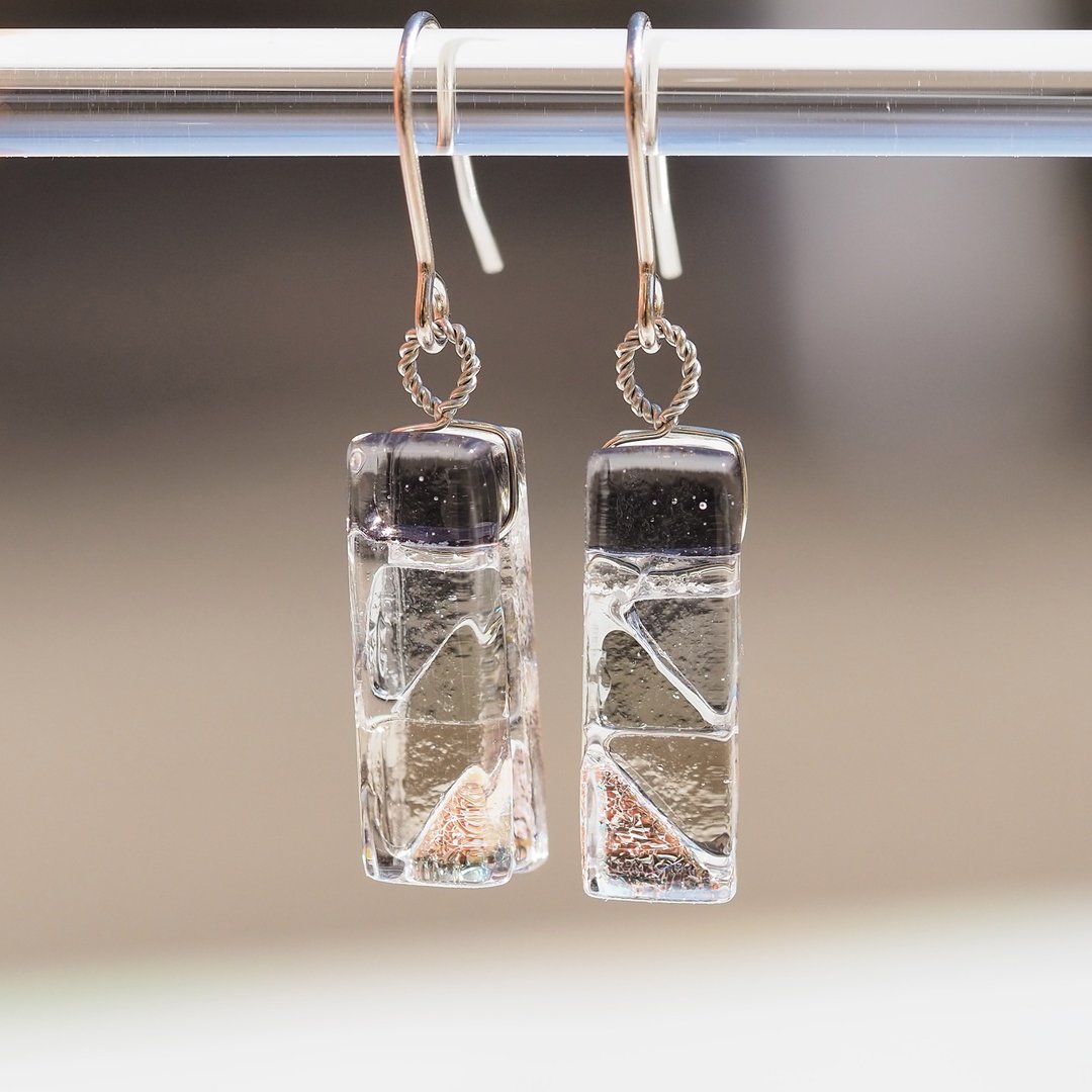 Cocktail glass (Kakuteru [Monochrome]) Earrings / Clip-On[Choice of metal fittings] [Made to order] - 耳环/耳夹 - 玻璃 黑色