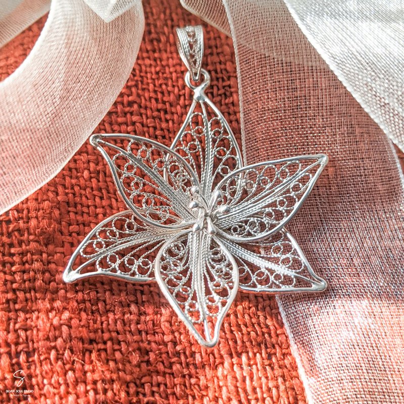 Poinsettia flower necklace Handmade Silver Filigree AG999 | Jewelry Art Studio - 项链 - 银 银色