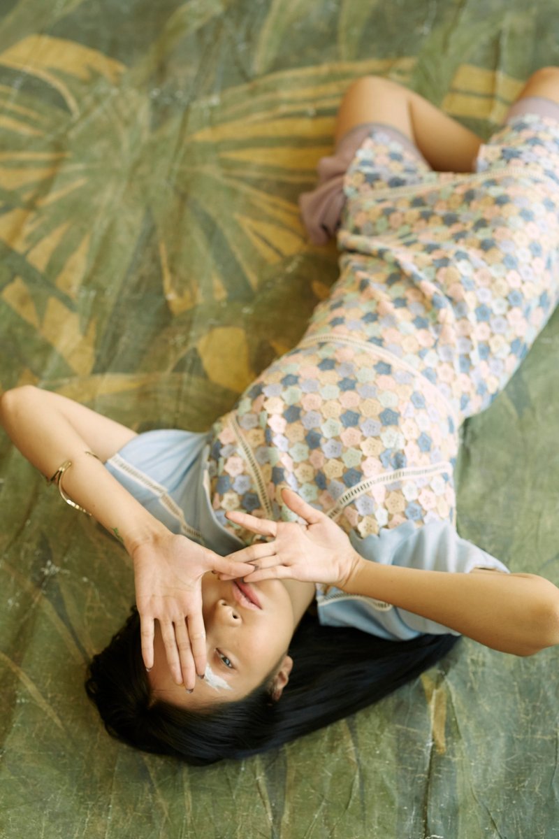 GELÉE 水溶蕾丝＋麂皮拼接雪纺下摆洋装 - 洋装/连衣裙 - 棉．麻 多色