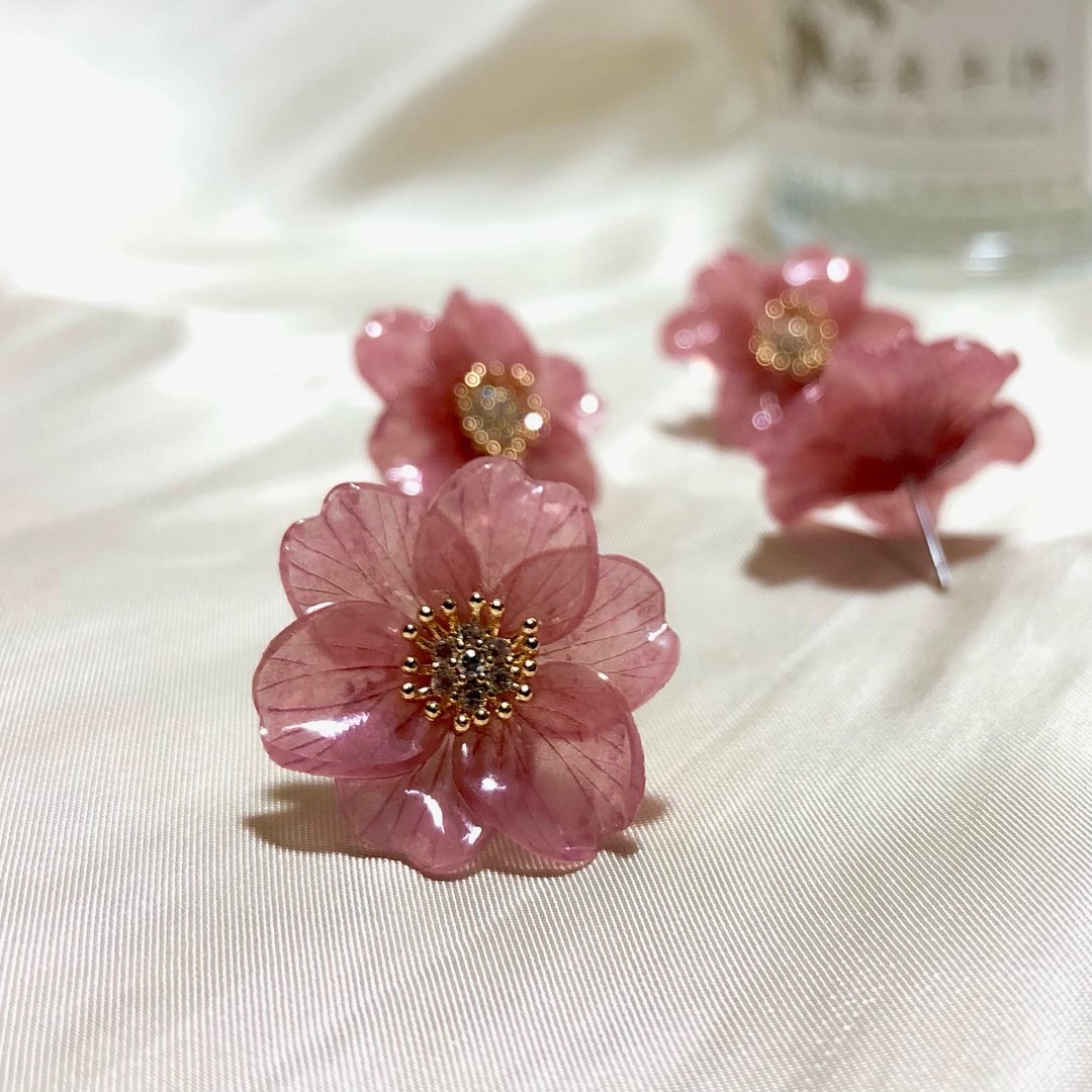 【若桑】山茶花Camelia /干燥玫瑰色。锆石/贴耳耳环。11月诞生花 - 耳环/耳夹 - 树脂 粉红色