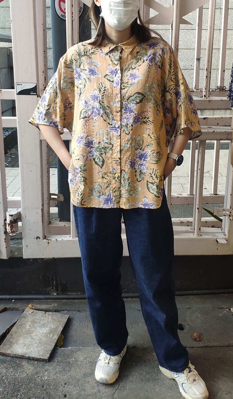 翻领衬衫，棉麻印花，短袖，无袖笼，侧边高开衩，弧形下摆。 - 女装衬衫 - 棉．麻 卡其色