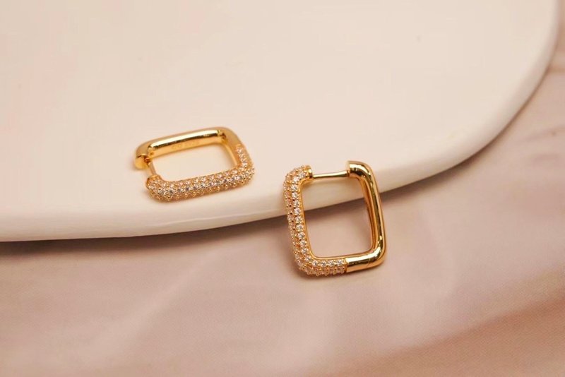 925纯银 轻奢银饰 纯银电镀黄K金/白K金 经典方型满钻 - 耳环/耳夹 - 纯银 金色