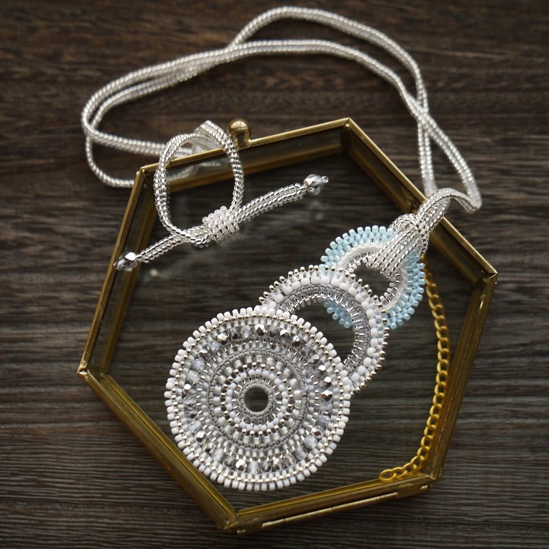 蔓藤花纹-雪色三轮项链- - 项链 - 玻璃 白色