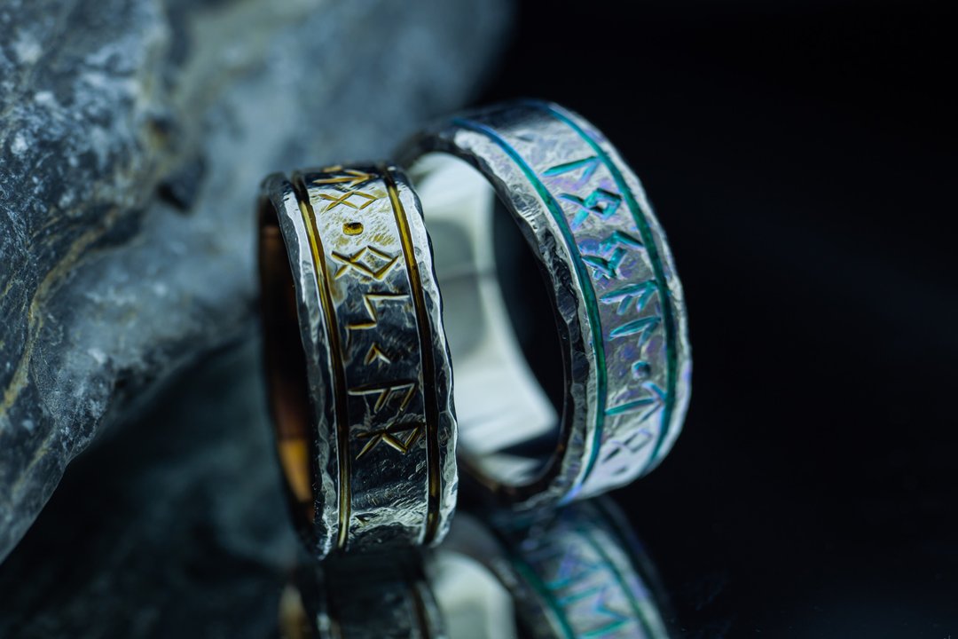 Customizable Raw Rune Titanium Rings - Custom Text Viking Iceland Norse Rings - 戒指 - 其他金属 