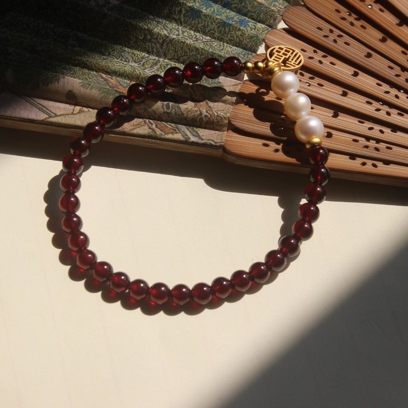 天然原矿石榴石 925银镀金福牌小坠设计单圈手串s - 手链/手环 - 水晶 红色