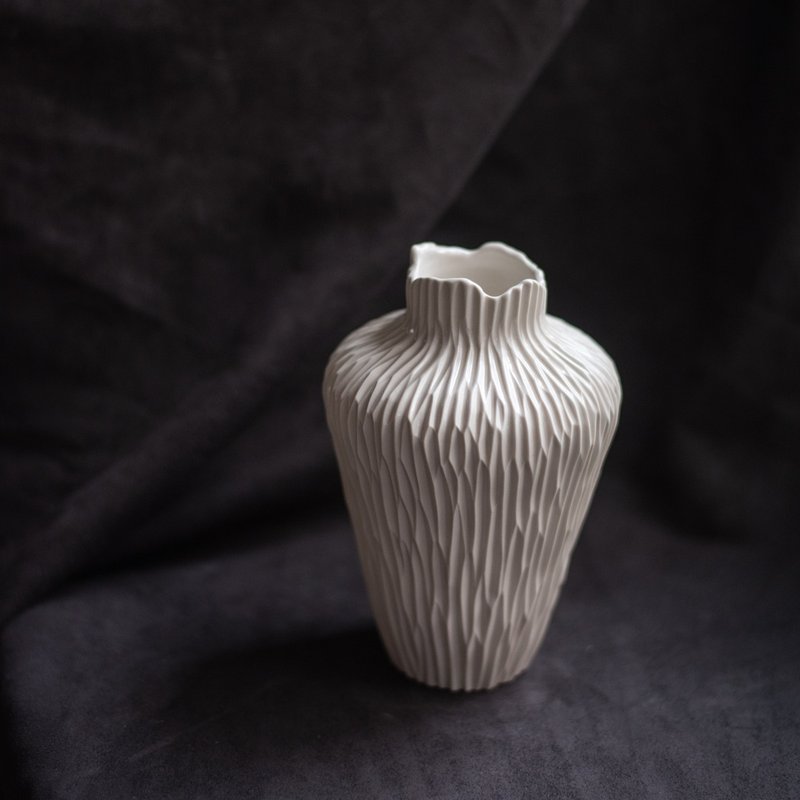 雾的原貌 割纹瓶 中 - 手作花器 - 花瓶/陶器 - 瓷 白色