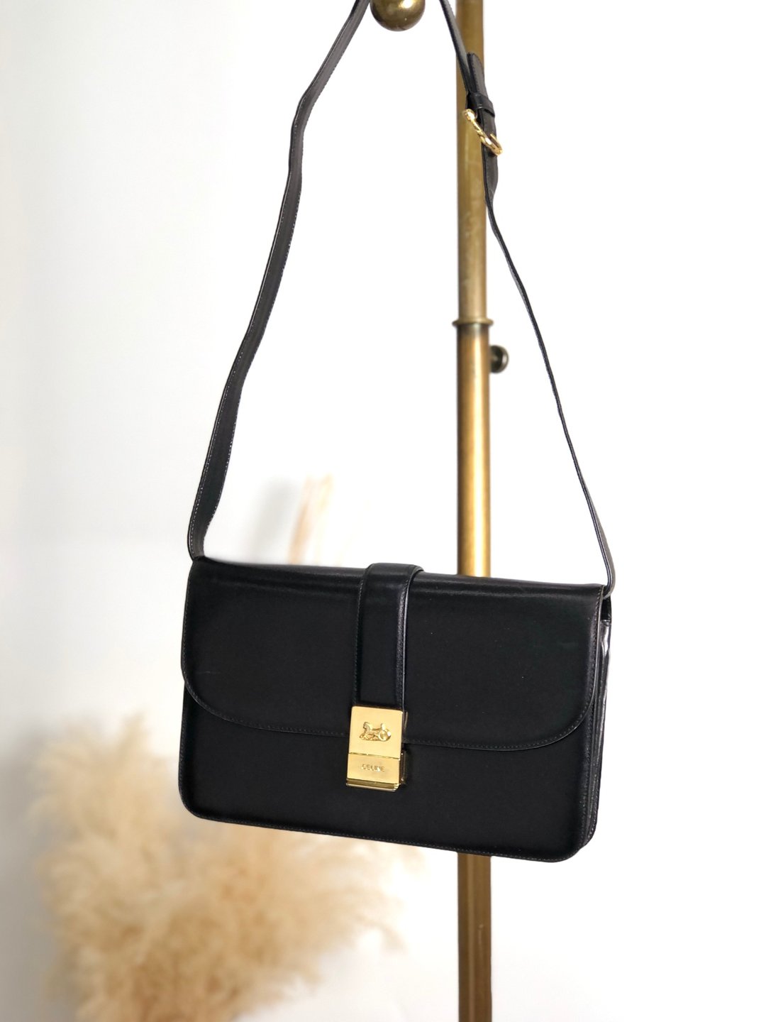 【VintageShop solo 日本直送中古包专卖店】CELINE 经典肩背包 黑色 压印 Logo 马车图案 皮革 vintage 古董 nwv32c - 侧背包/斜挎包 - 真皮 黑色