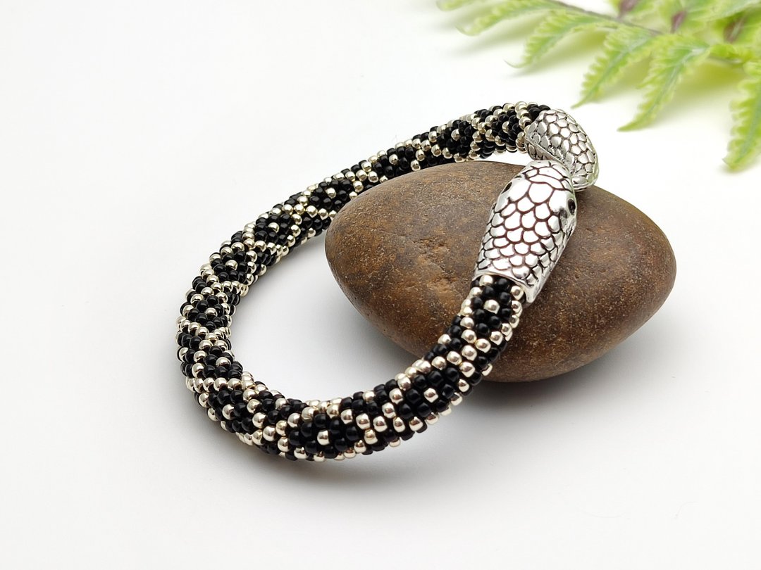 Black beaded snake bracelet, Ouroboros jewelry, Serpent bracelet - 手链/手环 - 玻璃 黑色