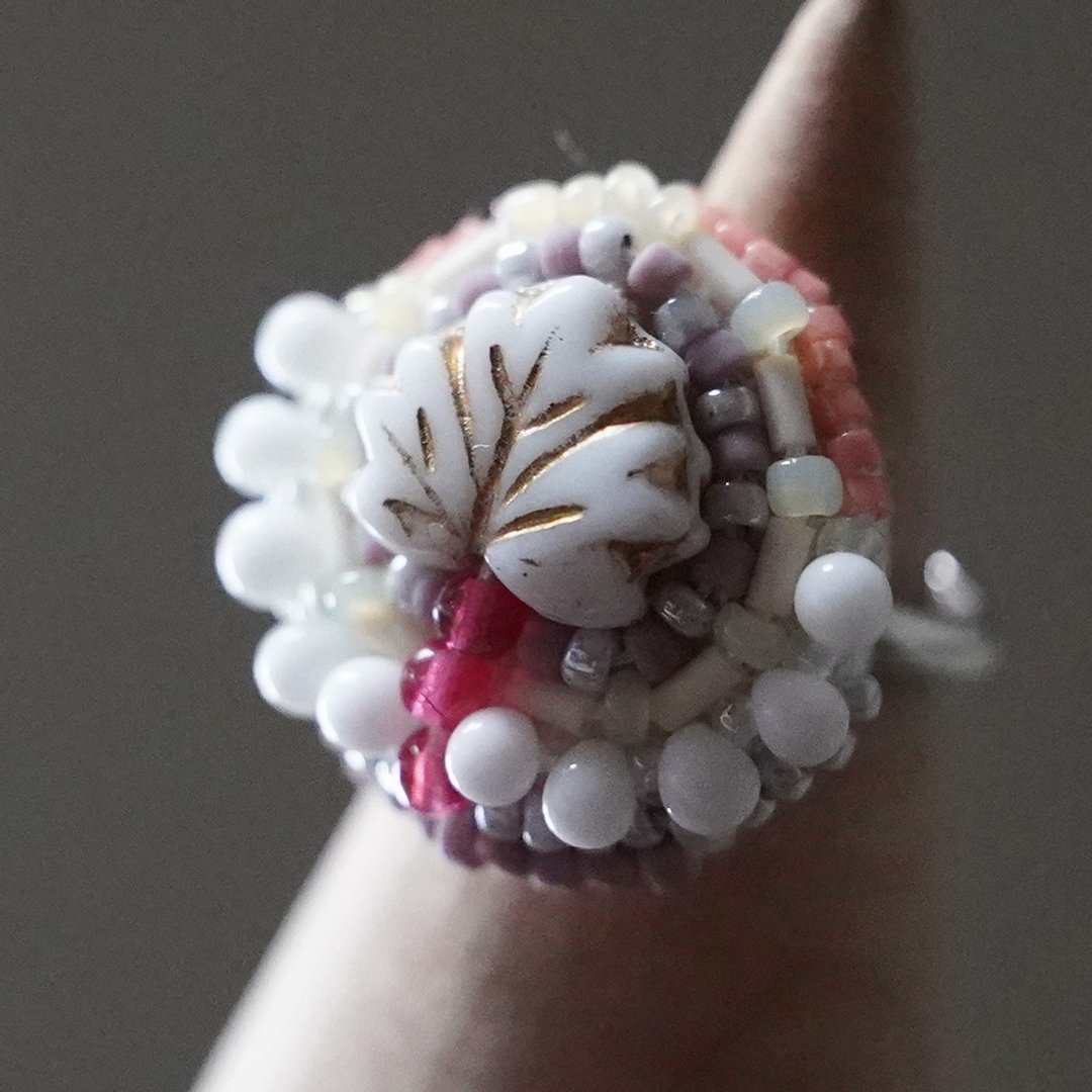 Talkative Ring 111 Free Size Beads Embroidered Ring Leaf White Large Ring - 戒指 - 塑料 粉红色