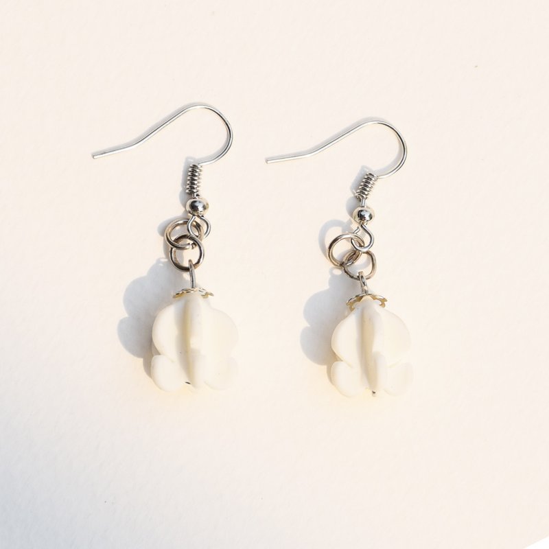 Thai Clay Flower Earrings - 耳环/耳夹 - 其他材质 白色