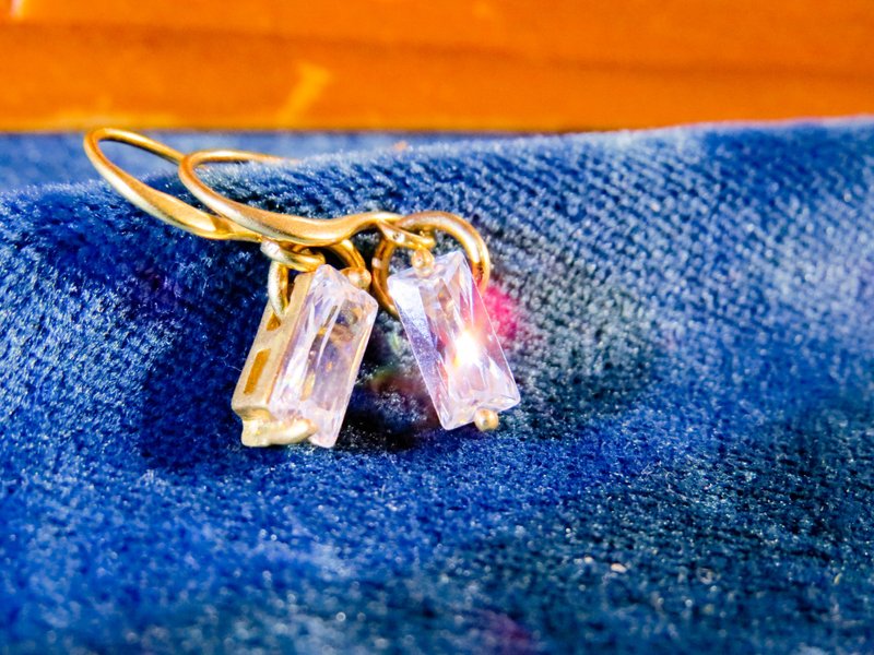 Wing Wing 手做饰品 <几何系列> 黄铜 宽长方锆石耳环 - 耳环/耳夹 - 其他金属 