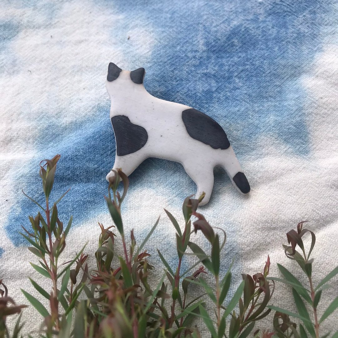 Black and white Cat  / ceramic brooch / handmade - 胸针 - 陶 白色