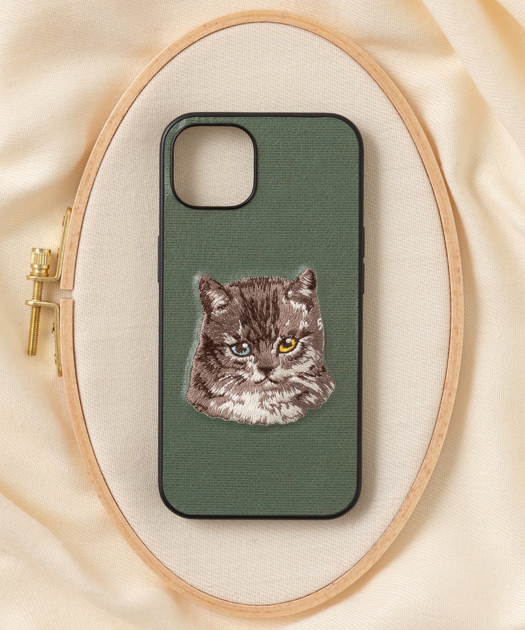 立体刺绣手机壳 iPhone 13 PBAT PU合成皮革 猫咪x橄榄绿 - 手机壳/手机套 - 聚酯纤维 多色