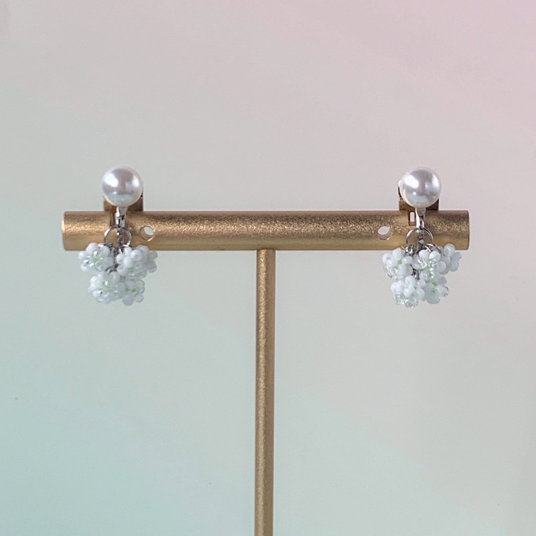 一粒珍珠与小草花捧花耳环 (小)【金属扣：银色】 - 耳环/耳夹 - 其他金属 银色