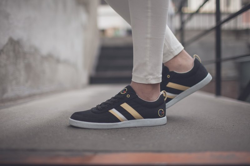 FYE法国环保鞋 黑/黄色 台湾宝特瓶环保休闲鞋(再回收概念,耐穿,不会分解)  男女生款---青春·活力。 - 女款休闲鞋 - 其他材质 黑色