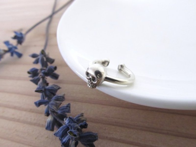 Small skull ear cuff - 耳环/耳夹 - 其他金属 