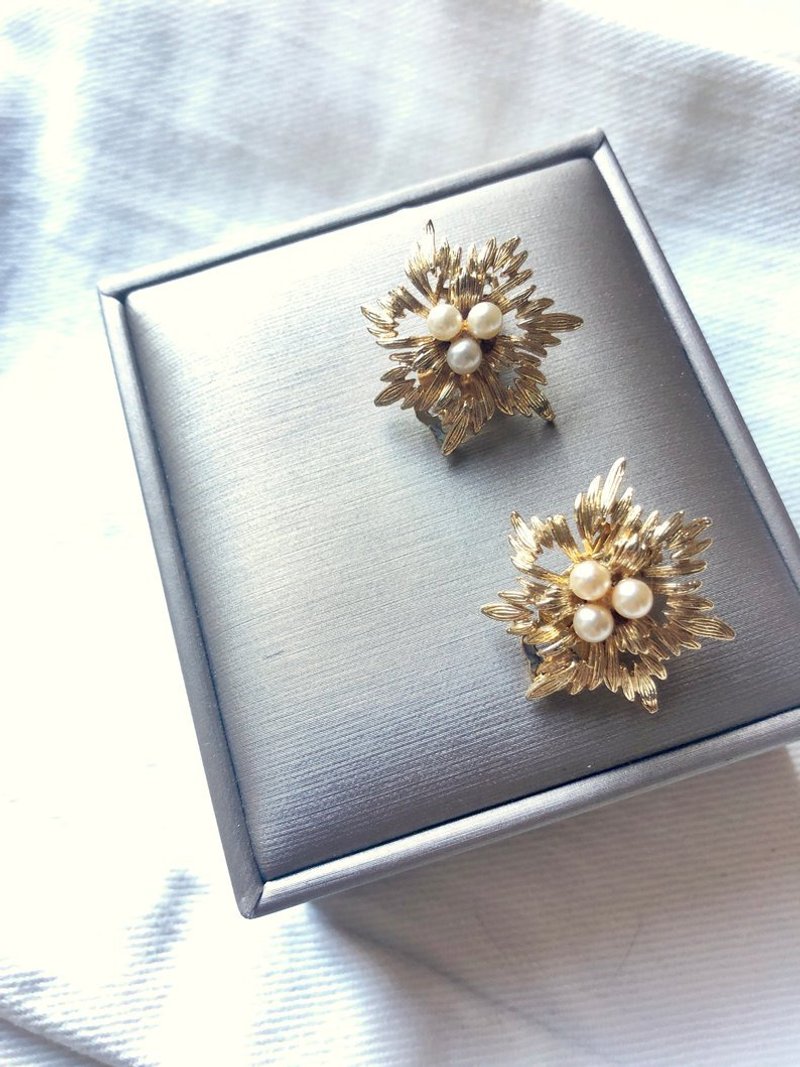 Vintage Blossom Pearl Earrings - 耳环/耳夹 - 贵金属 金色