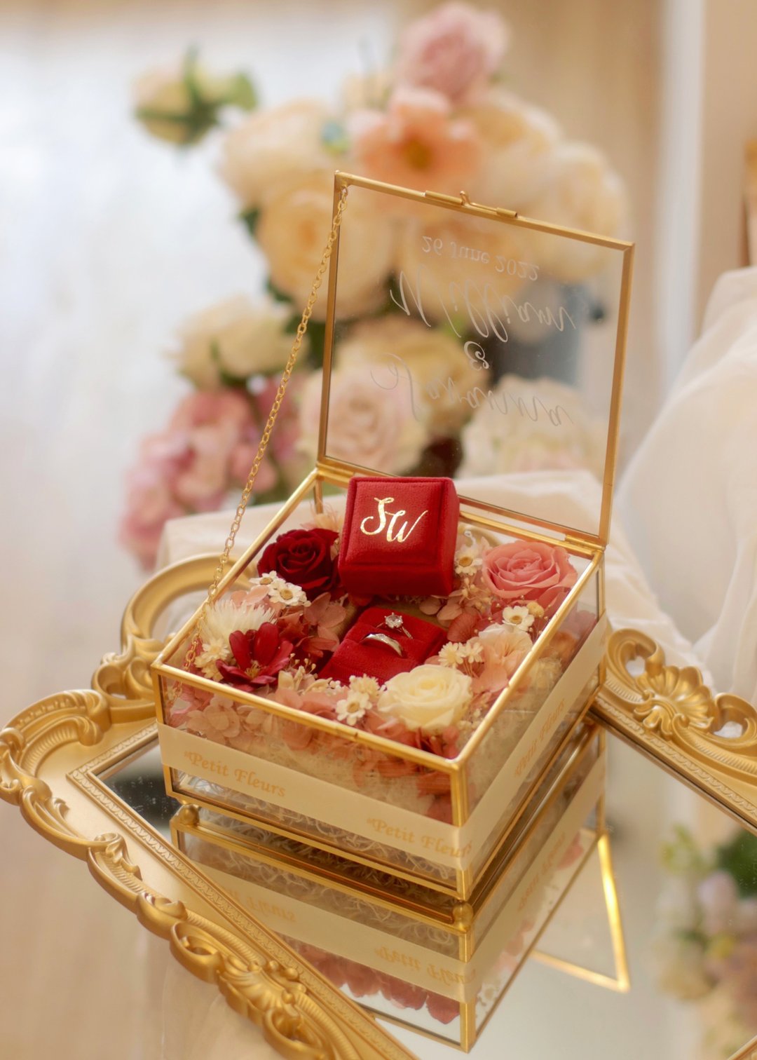 【结婚礼物】定制化 结婚对戒盒 求婚 烫金 不凋花盒 永生花盒 - 摆饰 - 其他材质 红色