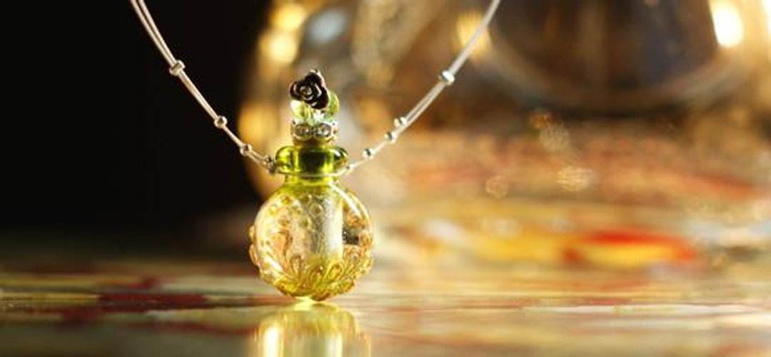 Perfume bottle pendant / round green - 项链 - 其他金属 