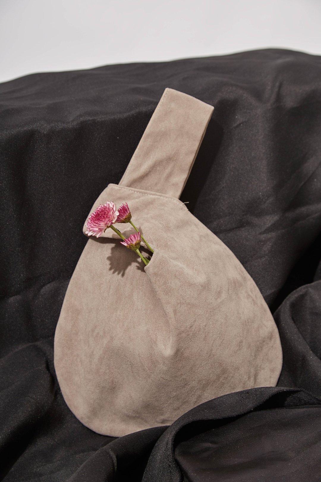 Round Wristlet in Grey - Knot Bag - 手提包/手提袋 - 棉．麻 灰色