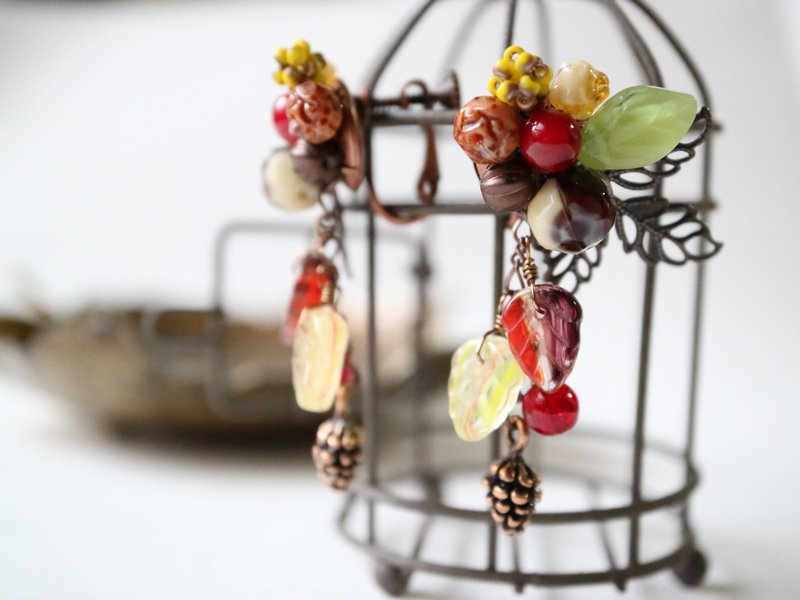 Child squirrel Clip-On Autumn Winter Chic Adult Elegant Leaf Forest Thickets Trees Trees Nuts Pine Bokkuri Christmas Colorful One-of-a-kind Czech Glass Czech Beads - 耳环/耳夹 - 玻璃 多色