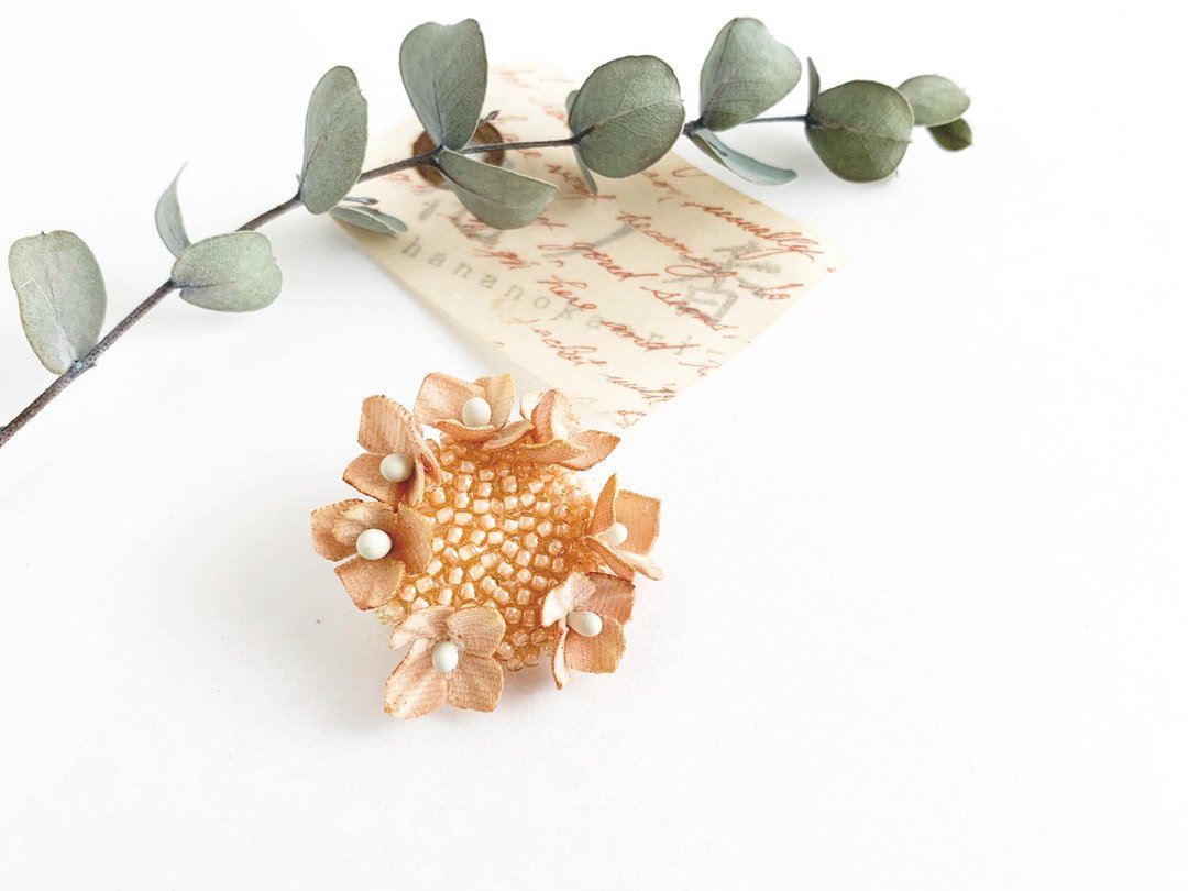 Brooch: Gaku hydrangea (beige pink) Hydrangea. - 胸针 - 棉 粉红色