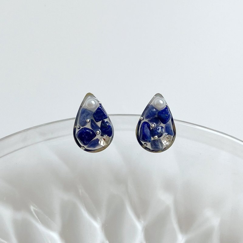 水滴。青金石 蓝纹石 钢针 手作 贴耳耳环 抗敏耳针 耳针婚礼饰品 - 耳环/耳夹 - 水晶 蓝色