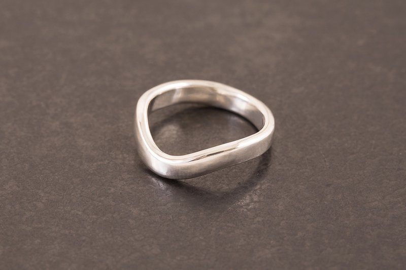 微风流水 纯银戒指 Breeze Twisting Ring - 戒指 - 纯银 银色