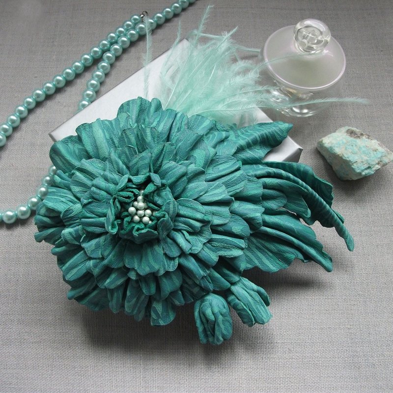 祖母绿绒面革花朵胸针，缀以鸵鸟羽毛 - 胸针 - 真皮 绿色
