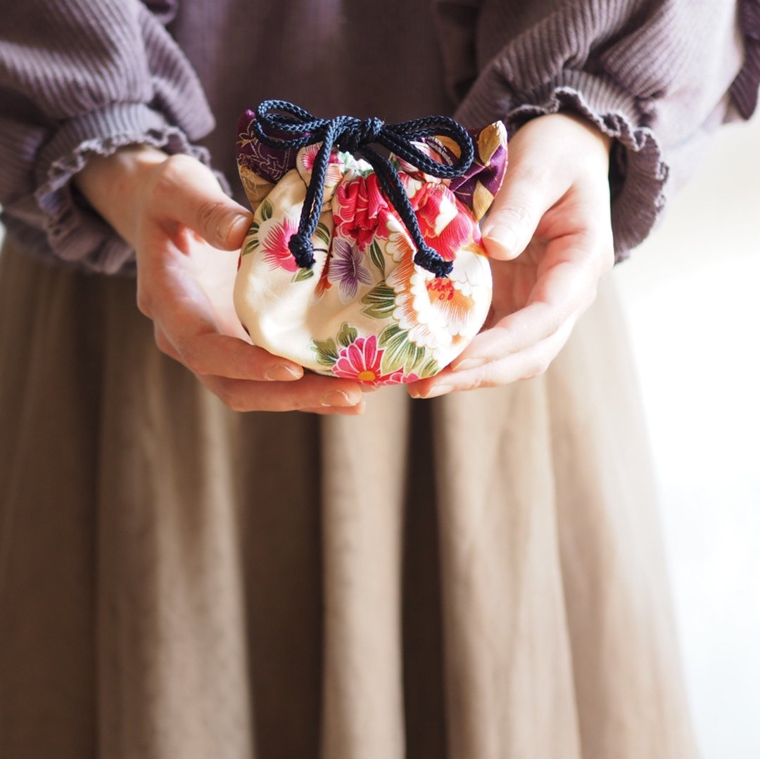 Cat-shaped Taiwan floral pattern x silk fabric mini drawstring pouch (one piece work) - 化妆包/杂物包 - 棉．麻 卡其色